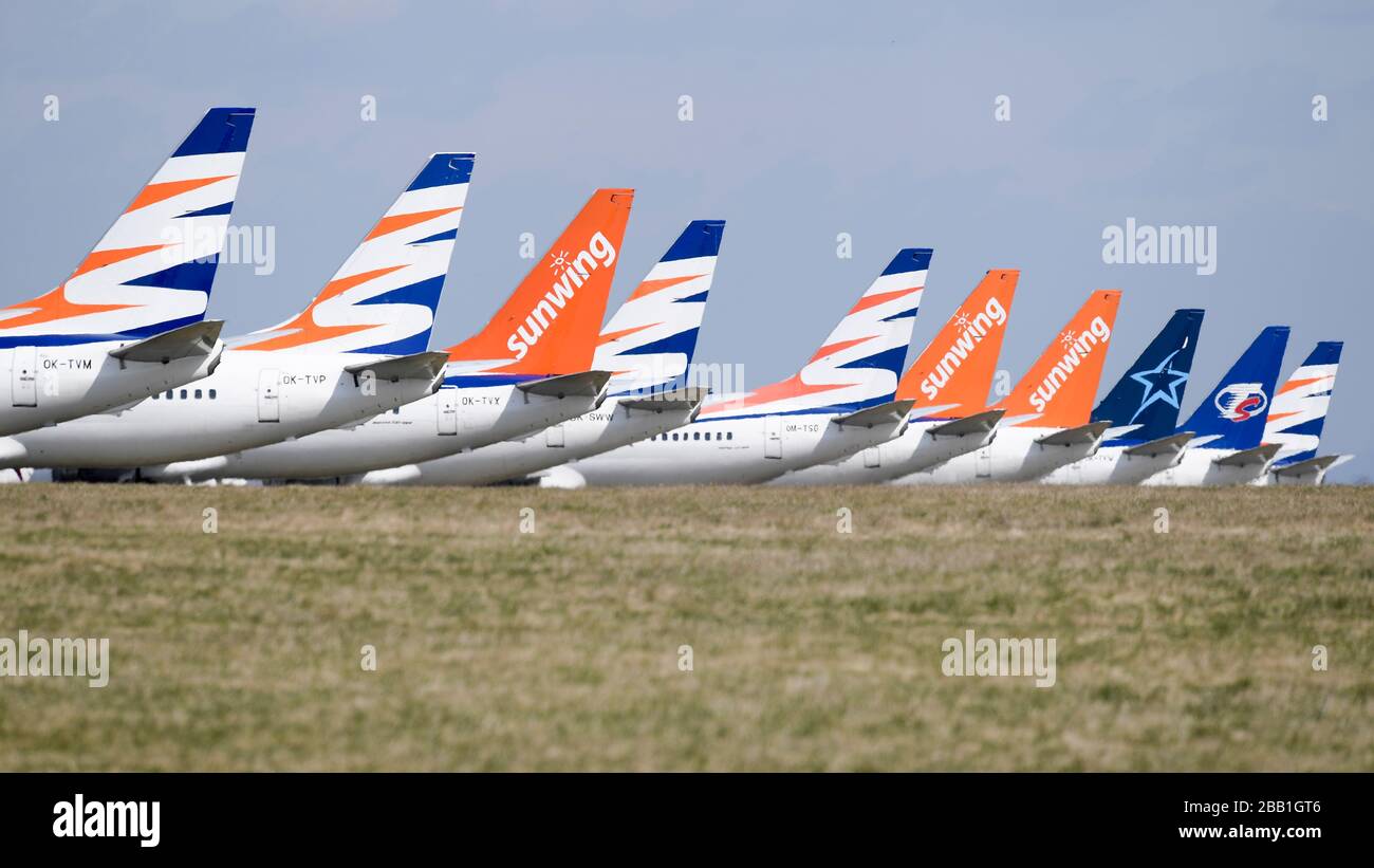 Prag, Tschechien. März 2020. Flugzeuge, die am 29. März 2020 auf dem Flughafen Vaclav Havel in Prag, Tschechien, geparkt wurden. Der Flugbetrieb auf dem Prager Flughafen ist durch die aktuelle Coronavirus-Krise deutlich zurückgegangen. Den Tschechen ist die Einreise in Länder mit hohem Risiko untersagt, während Ausländer nicht in das tschechische Gebiet einreisen dürfen. Die meisten Fluggesellschaften haben ihre Liniendienste aufgrund des schnellen Nachfragerückgangs durch die Verbreitung von COVID-19 reduziert oder storniert. Credit: Ondrej Deml/CTK Photo/Alamy Live News Stockfoto