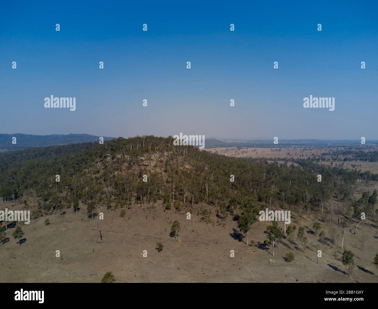 Luft der verbleibenden einheimischen Vegetation nach der Lichtung des Landes, um in der Nähe von Abercorn Queensland Australien Gras zu machen Stockfoto