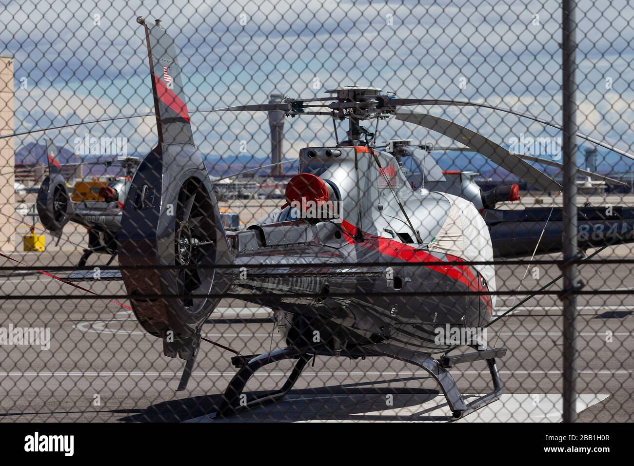 Allgemeiner Blick auf einen geerdeten Hubschrauber, der für den Tourismus am Flughafen McCarran vom Las Vegas Strip inmitten der globalen Coronavirus COVID-19-Pandemie, Montag, 23. März 2020, in Las Vegas verwendet wird. (Foto von IOS/Espa-Images) Stockfoto