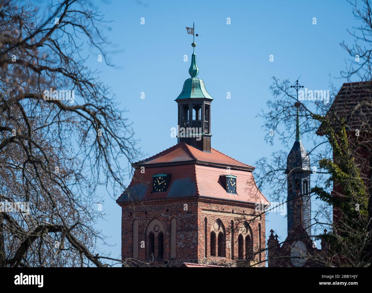 Luckenwalde, Deutschland. März 2020. Die Türme der evangelischen Kirche Sankt Johann (St. Klosterkirche) und dem nur wenige Meter entfernten Marktturm (l). Der 38 Meter hohe Marktturm dient der Kirche seit 1484 als Kirchturm, da die zisterziensischen Mönche nach ihrer Ordensregel die St.-John-Kirche mit nur einem kleinen Firstturm errichten ließen. Kredit: Soeren Stache / dpa-Zentralbild / ZB / dpa / Alamy Live News Stockfoto