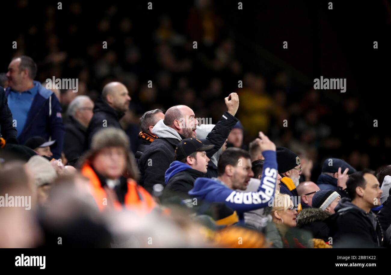 HERAUSGEBERSCHAFT: EXPLIZITE GESTEN die Fans der Wolverhampton Wanderers auf den Tribünen reagieren, als der Raheem Sterling von Manchester City sein erstes Tor des Spiels auf seinen Seiten erzielt Stockfoto