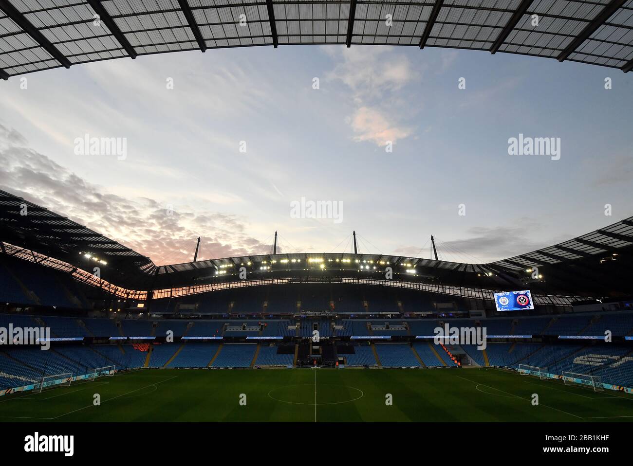 Ein Blick in das Etihad Stadium, während die Sonne vor dem Spiel beginnt zu untergehen Stockfoto