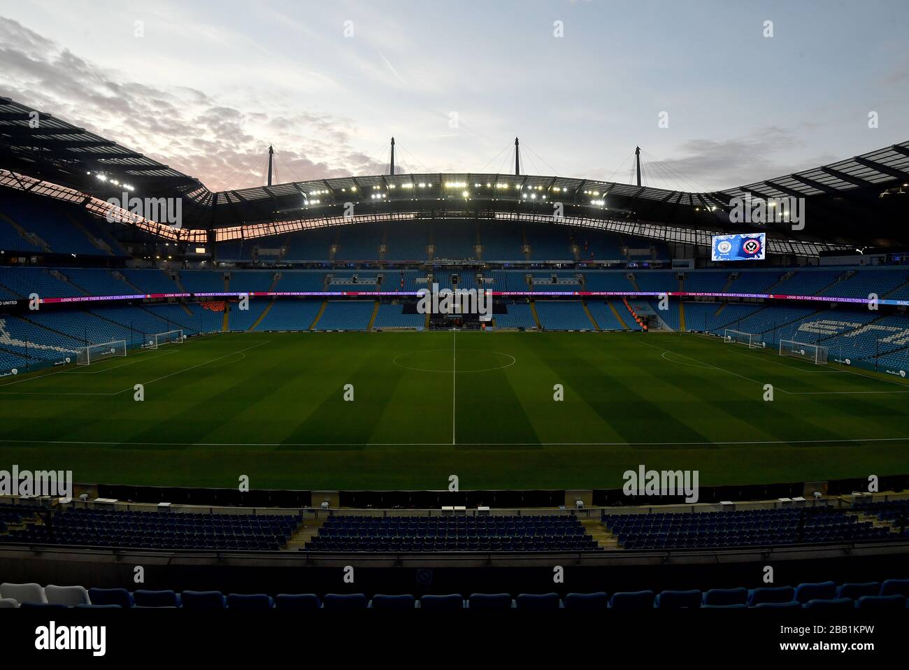 Ein Blick in das Etihad Stadium, während die Sonne vor dem Spiel beginnt zu untergehen Stockfoto
