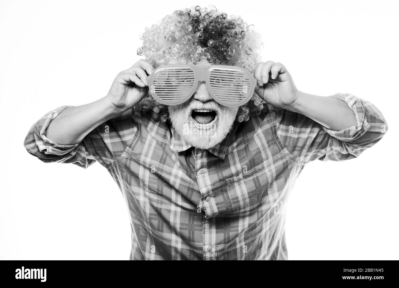 Man älteren bärtigen fröhliche Person tragen bunte Perücke und Sonnenbrille. Ältere Clown. Spaß haben. Lustige Lebensstil. Spaß und Unterhaltung. Comic Großvater Konzept. Netter Witz. Opa immer Spaß. Stockfoto