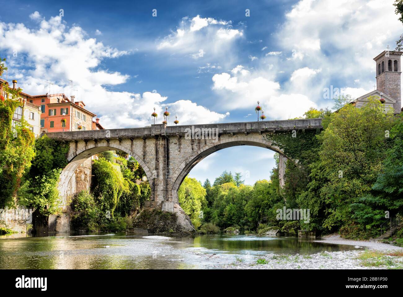 Cividale del Friuli und seine Teufelsbrücke, die den Fluss Natisone überquert. Provinz Udine, Friaul-Julisch Venetien, Italien Stockfoto