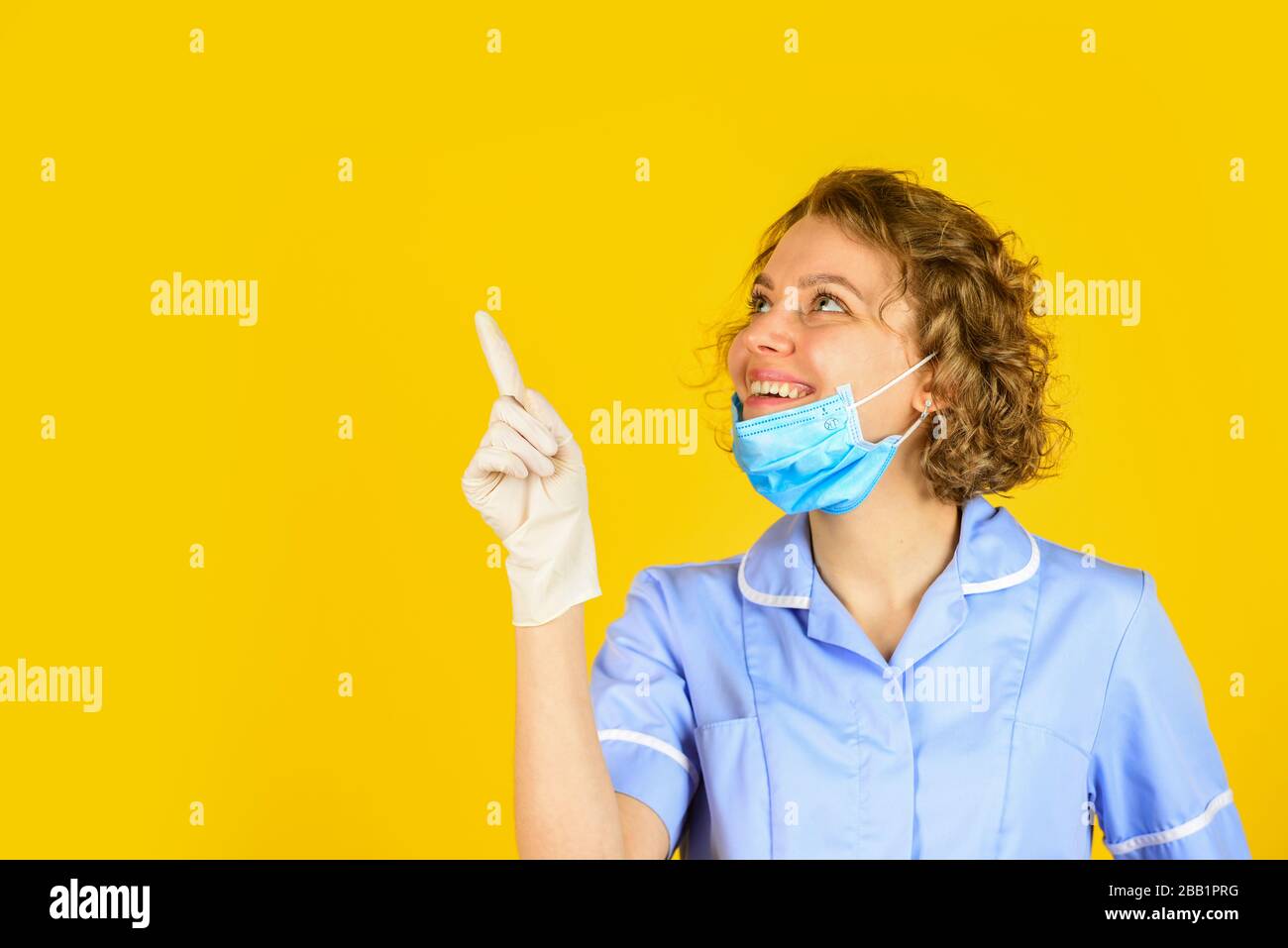Inspirierter Krankenhausmitarbeiter. Behandlungsidee. Medizin ist meine Inspiration. Kopierraum. Medizinisches Fachpersonal. Healthcare and Medical Concept: Glücklicher und erfolgreicher Arzt in medizinischer Uniform. Stockfoto