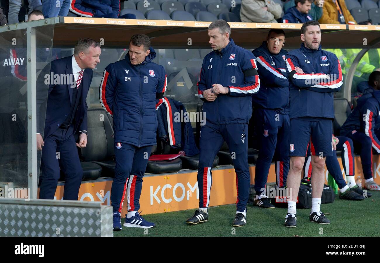 Von links nach rechts, Stoke City Manager Michael O'Neill mit Assistentenmanager Billy McKinlay, erstem Teamtrainer Rory Delap und Chefphysiotherapeut Dave Watson Stockfoto