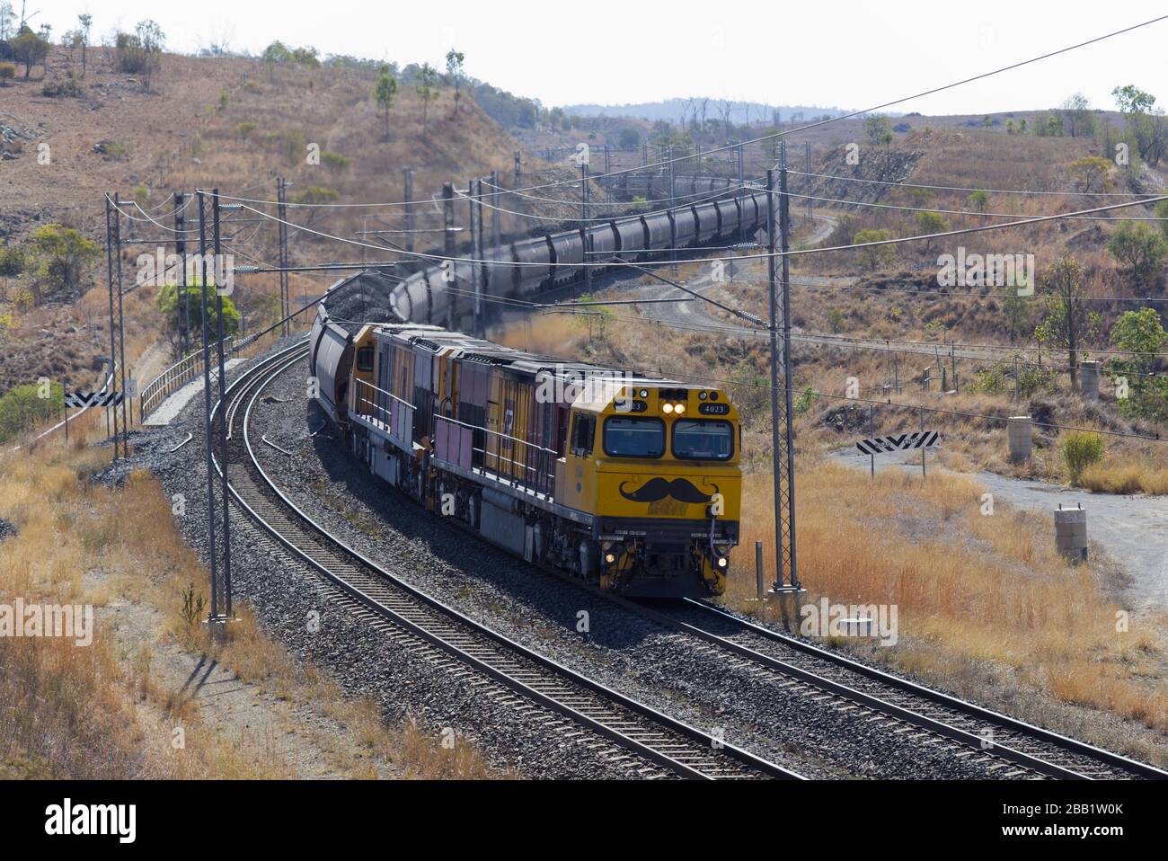 Einige der längsten und schwersten Güterzüge der Welt werden gefunden, die Kohle von den Bergwerken im Landesinneren zu den Küstenhäfen von Qld Australien transportieren Stockfoto