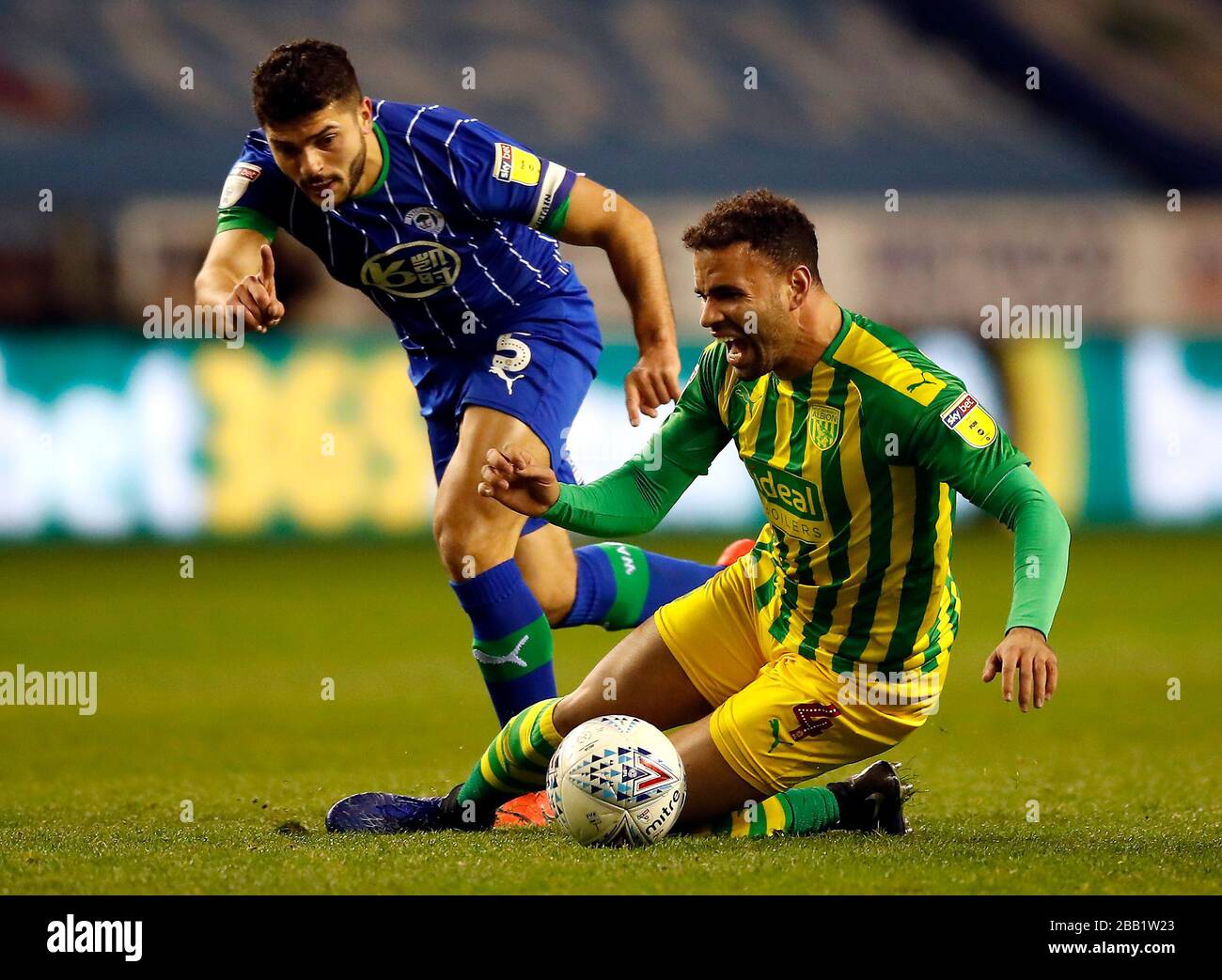 Die Kämpfe von Sam Morsy (links) und West Bromwich Albion im Hal Robson-Kanu-Stadion um den Ball während des Sky Bet Championship Matches im DW Stadium, Wigan. PA Foto. Bilddatum: Mittwoch, 11. Dezember 2019. Siehe PA Story SOCCER Swansea. Der Lichtbildkredit sollte lauten: Martin Rickett/PA Wire. EINSCHRÄNKUNGEN: NUR REDAKTIONELLE VERWENDUNG keine Verwendung mit nicht autorisierten Audio-, Video-, Daten-, Regallisten-, Club-/Liga-Logos oder Live-Diensten. Die Online-Nutzung ist auf 120 Bilder beschränkt, keine Videoemulation. Keine Verwendung bei Wetten, Spielen oder Einzelspielen/Liga/Player-Veröffentlichungen. Stockfoto