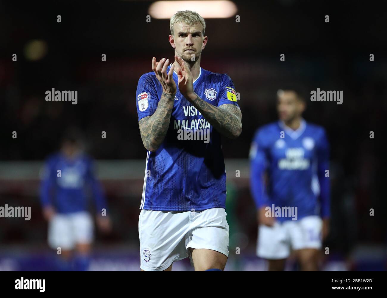 Aden Flint von Cardiff City lobt die Fans nach dem Spiel Stockfoto