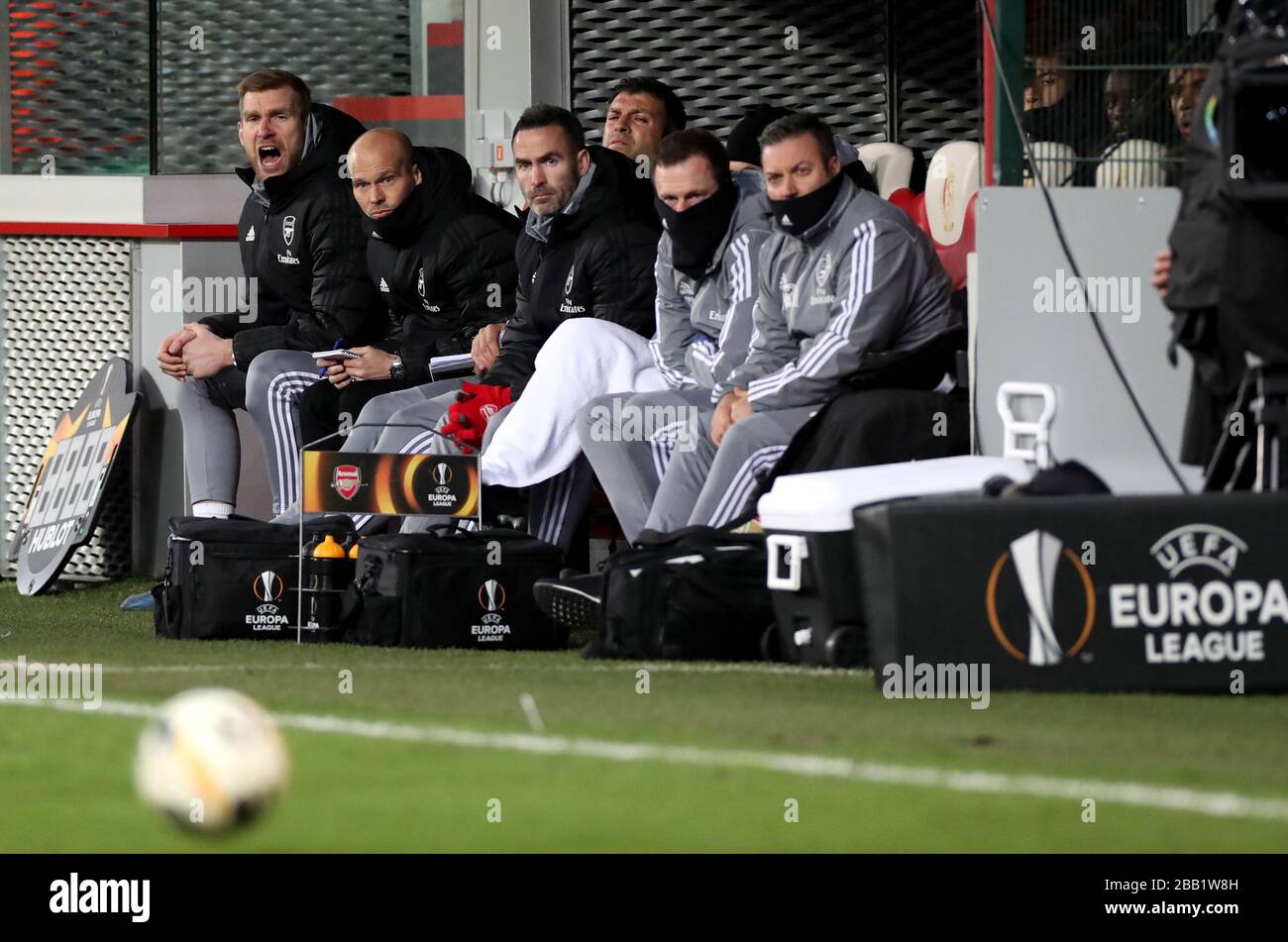 Arsenal-Interimsassistent per Mertesacker (links und Arsenal-Interimsmanager Freddie Ljungberg geben Anweisungen zur Touchline Stockfoto
