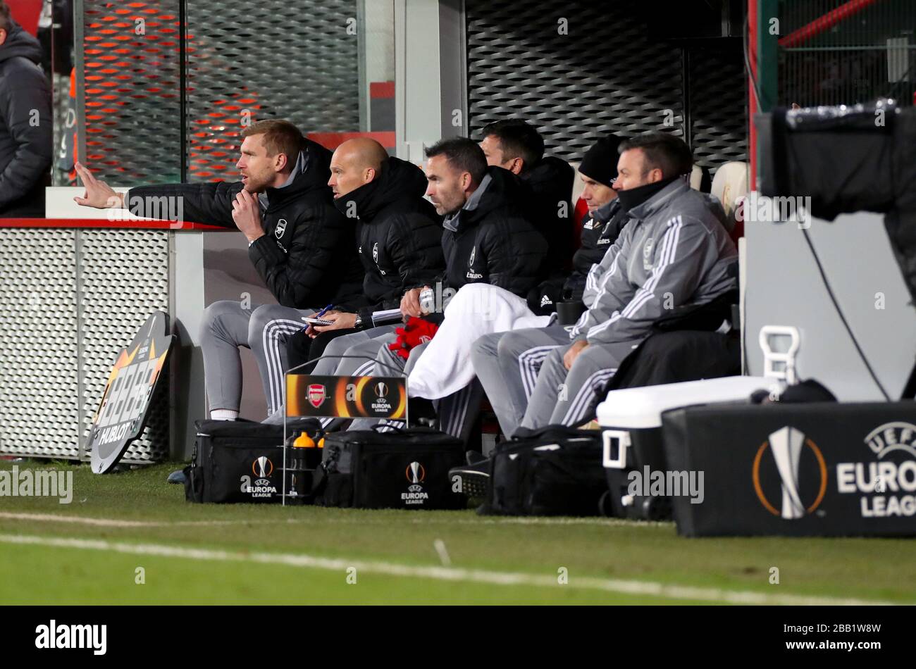 Arsenal-Interimsassistent per Mertesacker (links und Arsenal-Interimsmanager Freddie Ljungberg geben Anweisungen zur Touchline Stockfoto