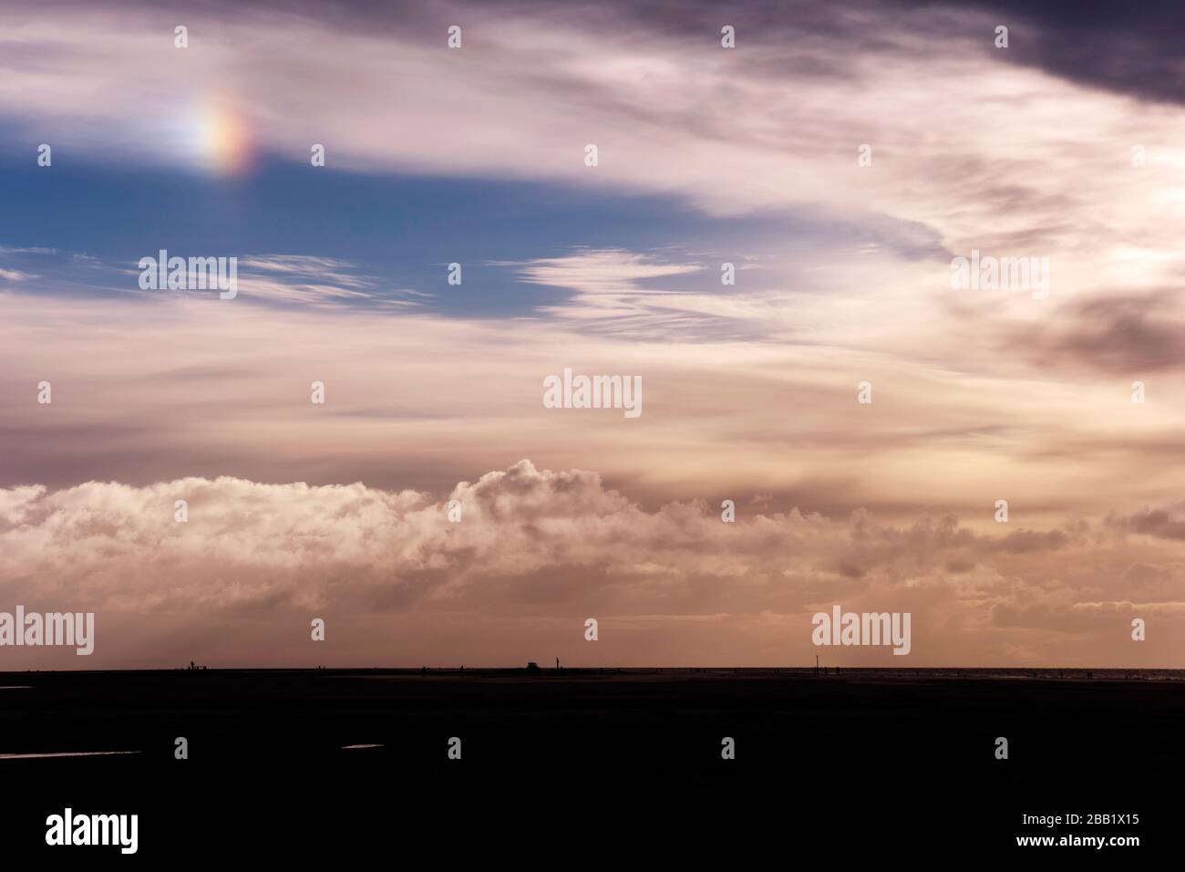 Bewölkter Himmel mit sundog Stockfoto