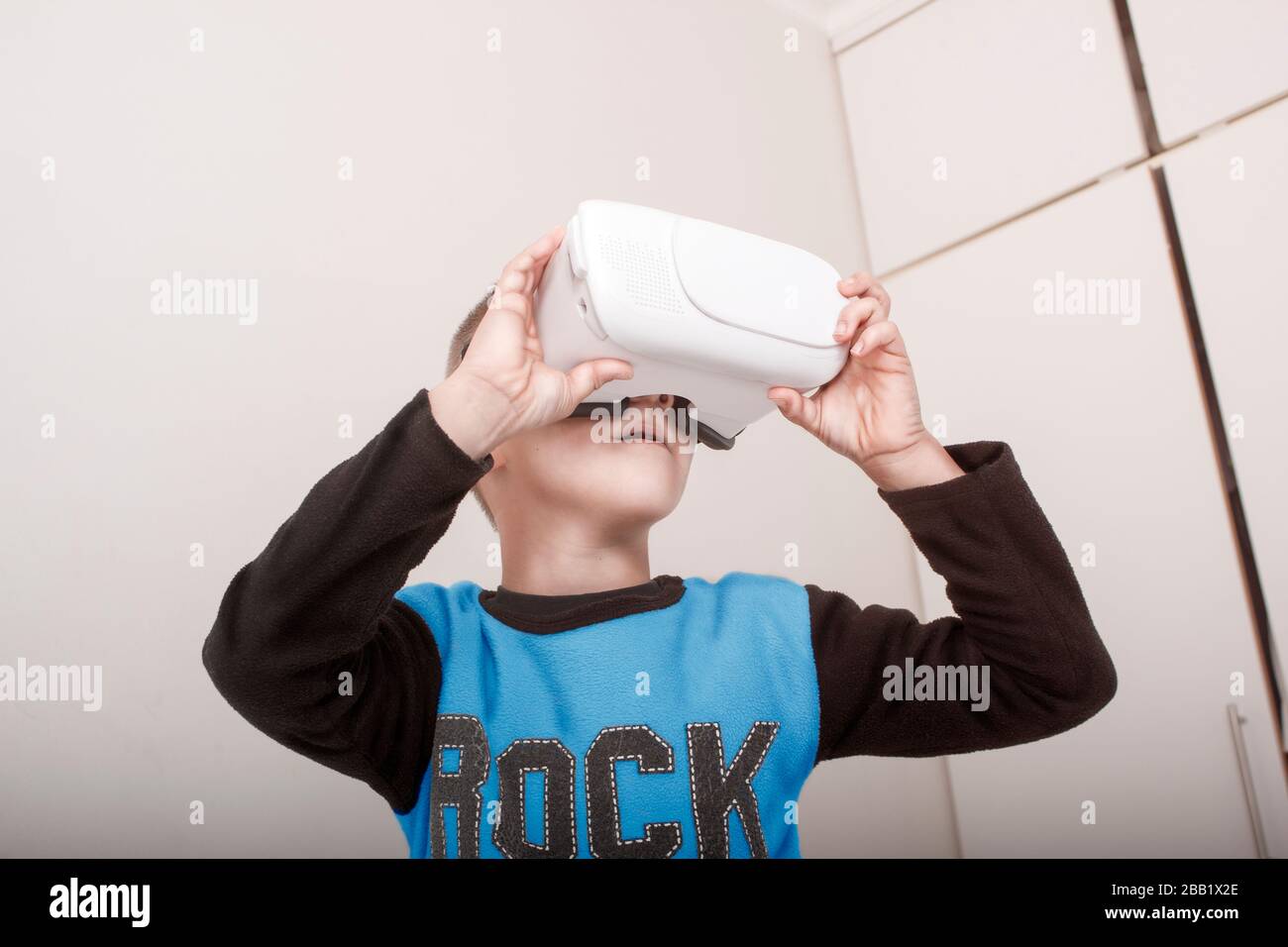 Ein kleiner Junge mit VR (Virtual Reality) Brille oder Brille Stockfoto