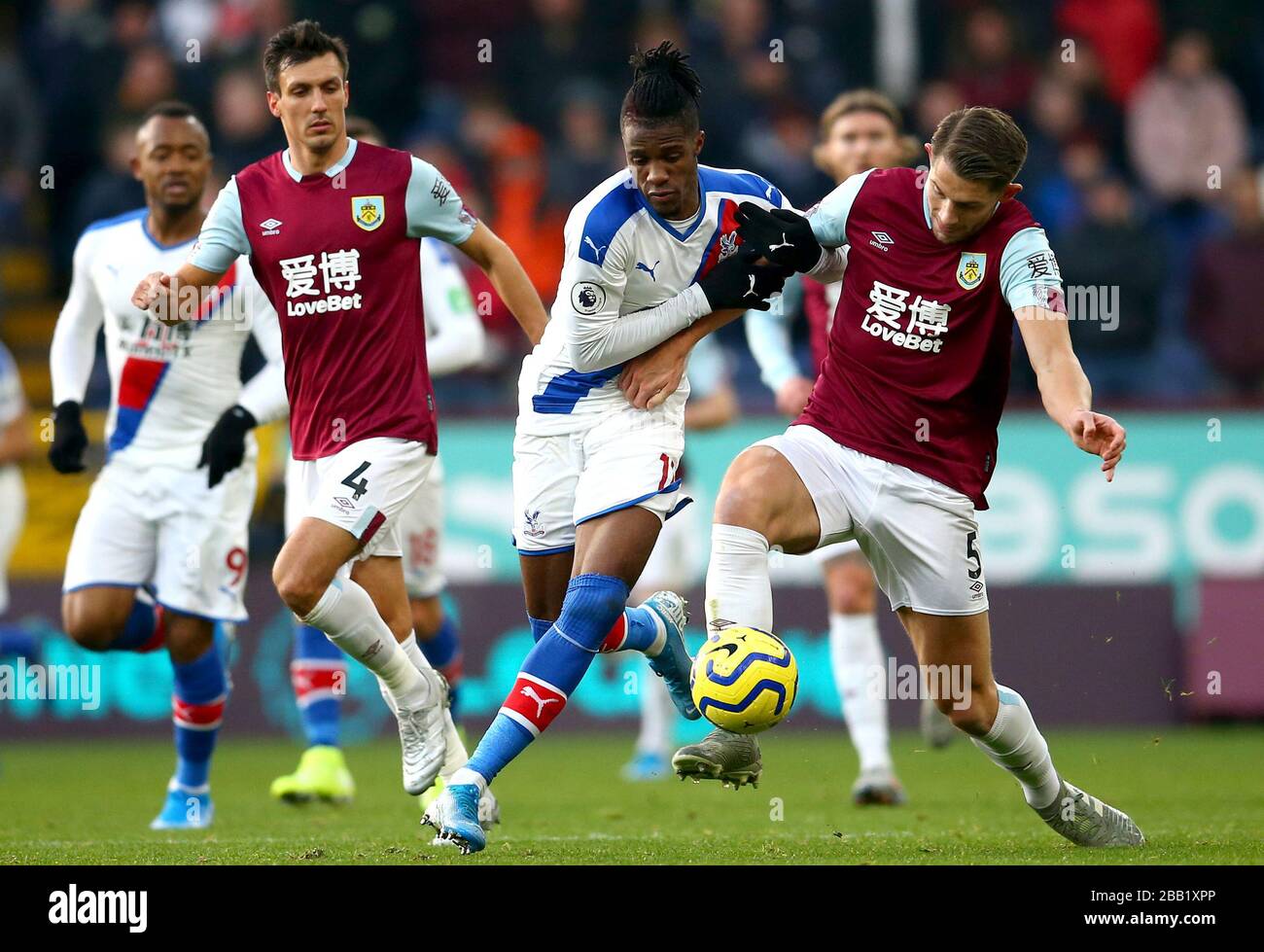 Wilfried Zaha (Mitte) von Crystal Palace und James Tarkowski von Burnley kämpfen um den Ball Stockfoto