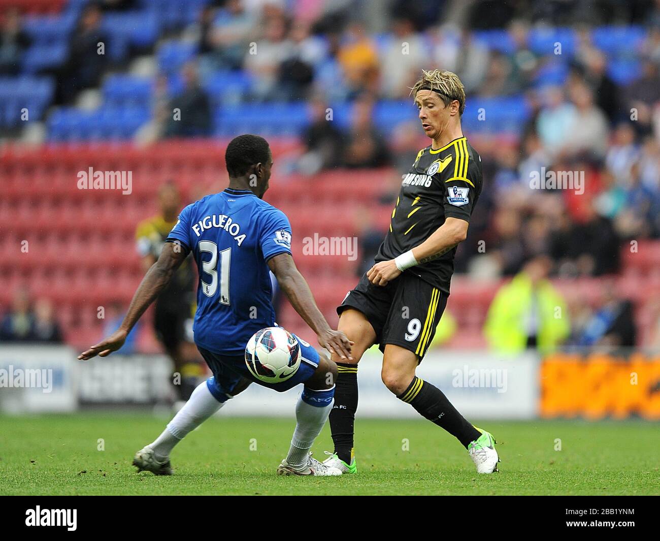 Die Wigan Athletic's Maynor Figueroa (links) und Chelsea's Fernando Torres (rechts) kämpfen um den Ball Stockfoto