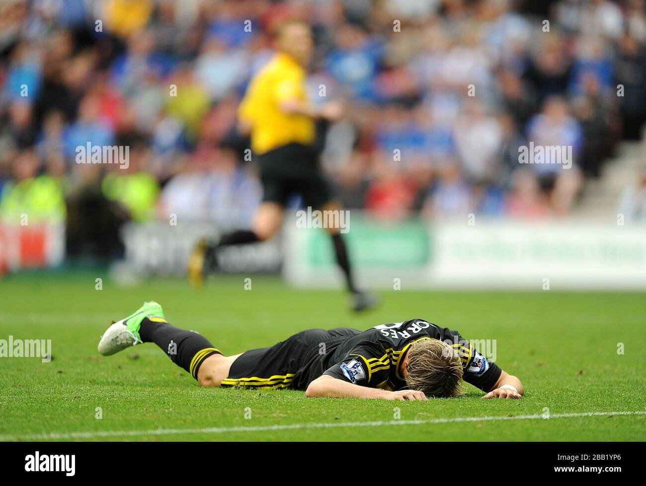 Chelseas Fernando Torres liegt verdeckt, nachdem sein Schuss von Wigan Athletics Ivan Ramis aus der Linie geräumt wurde Stockfoto