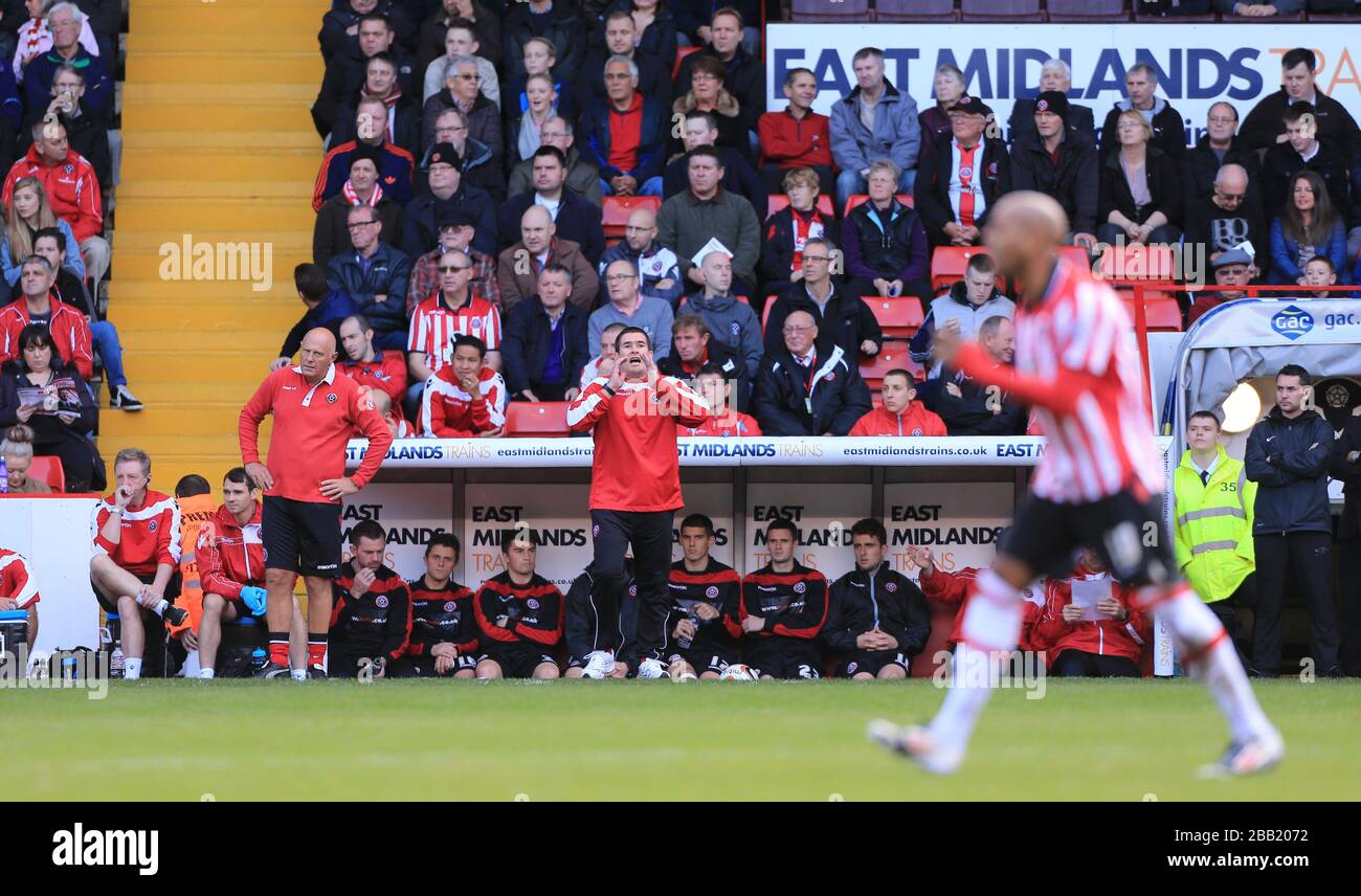 Der neue Manager Nigel Clough von Sheffield United ruft seine neuen Spieler während des Spiels gegen Crewe Alexandra aus. Stockfoto