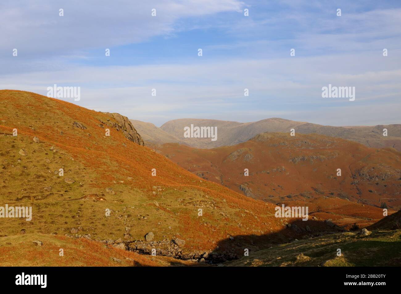 Blick auf die Landschaft an einem klaren Wintertag über die Cumbrian Fells nach Fairfield im English Lake District National Park. Stockfoto