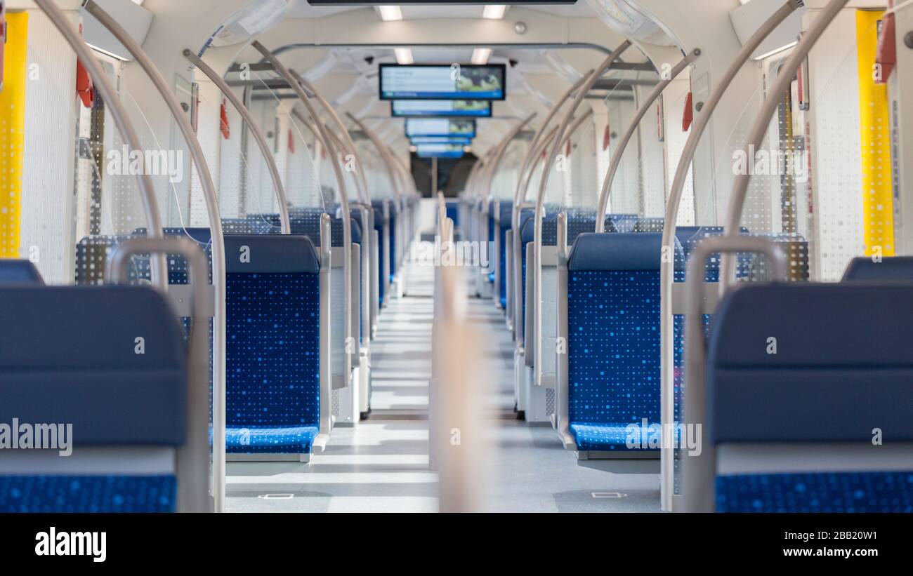 Eine leere S-Bahn (Münchner ÖPNV). Aufgrund der mit Covid-19 zusammenhängenden Ausstiegsbegrenzungen sank die Zahl der Personen, die pendeln, deutlich. Stockfoto