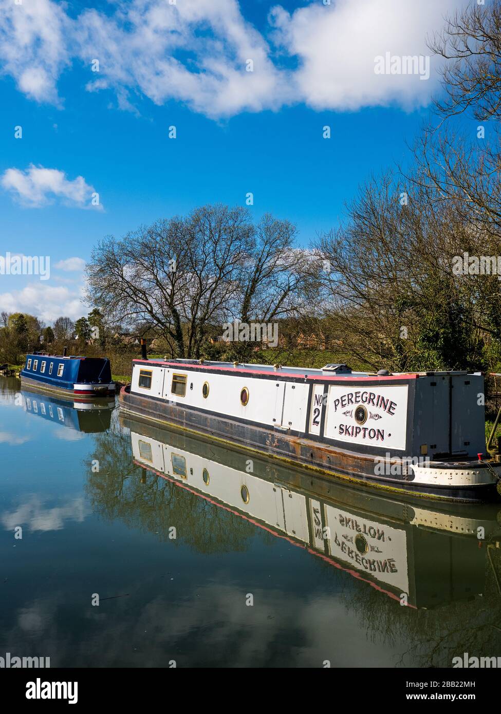 Schöne Winter Morgen Landschaft, Narrowboats auf dem Kennet und Avon Canal, Great Bedwyn, Wiltshire, England, Großbritannien, GB reflektiert. Stockfoto