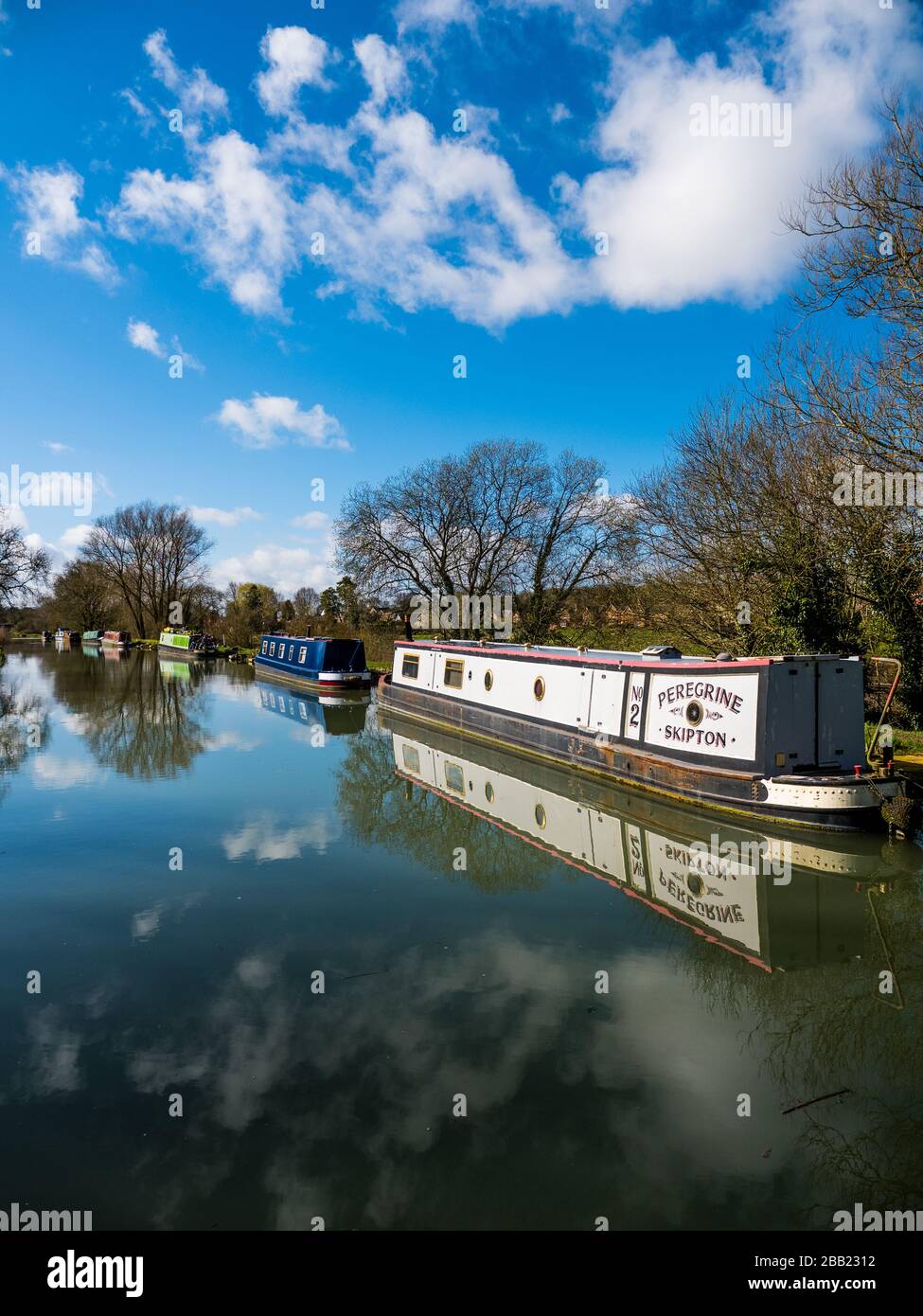 Schöne Winter Morgen Landschaft, Narrowboats auf dem Kennet und Avon Canal, Great Bedwyn, Wiltshire, England, Großbritannien, GB reflektiert. Stockfoto
