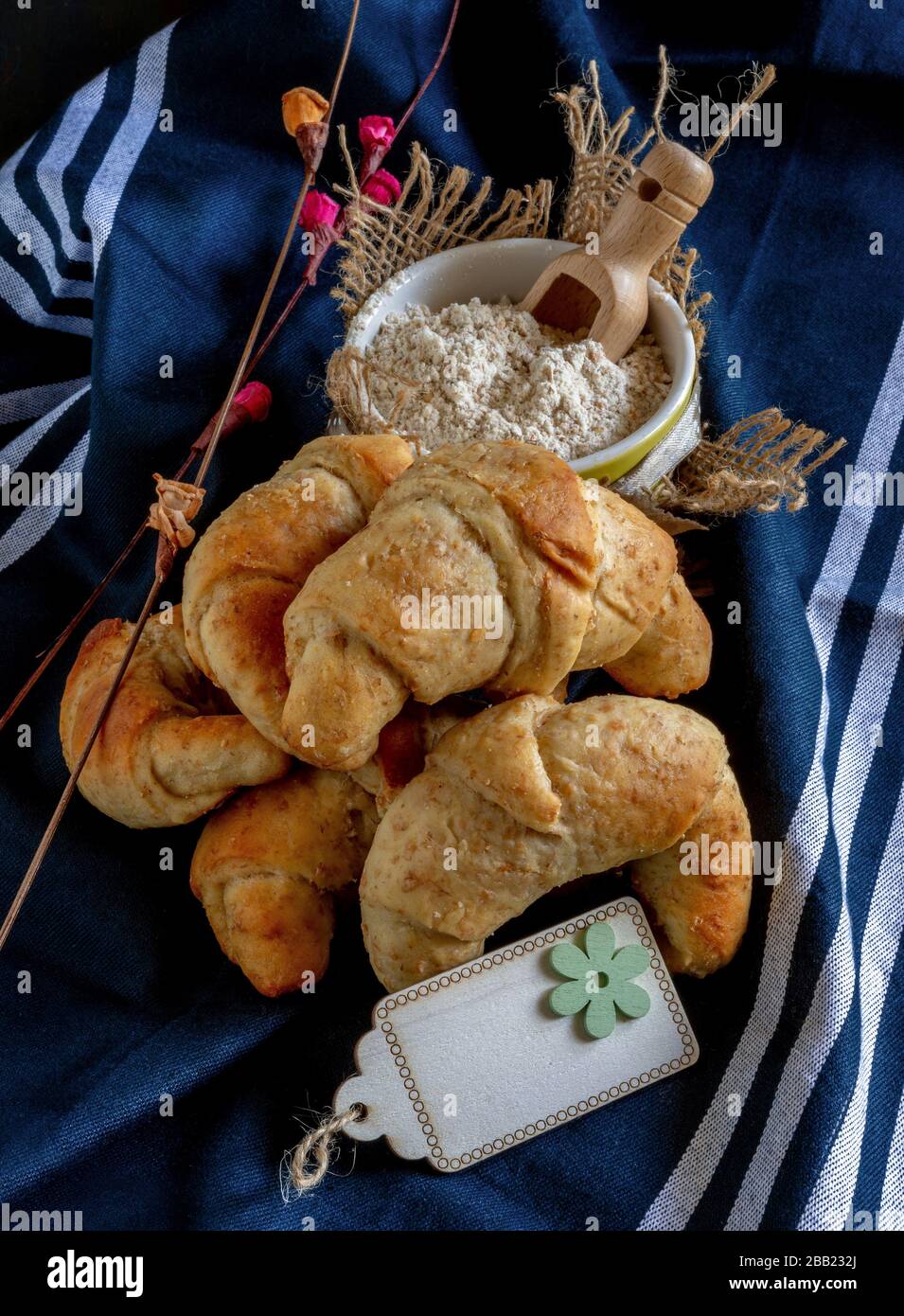 Hausgemachte süße und herzhafte Croissants mit Vollkornmehl und Müsli Stockfoto