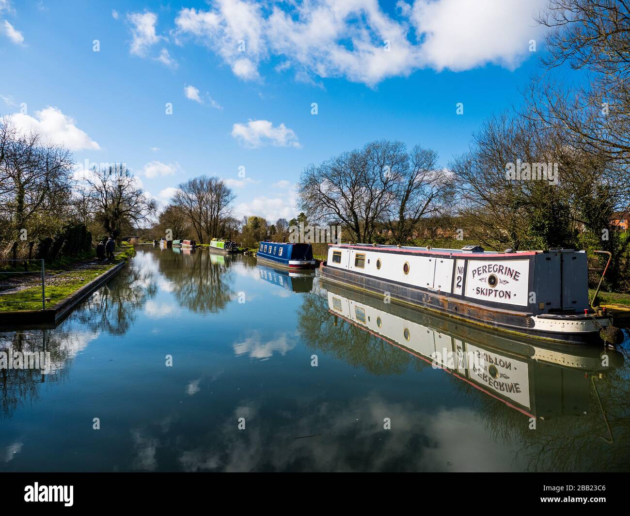 Schöne Winter Morgen Landschaft, Narrowboats auf dem Kennet und Avon Canal, Great Bedwyn, Wiltshire, England, Großbritannien, GB reflektiert. Stockfoto
