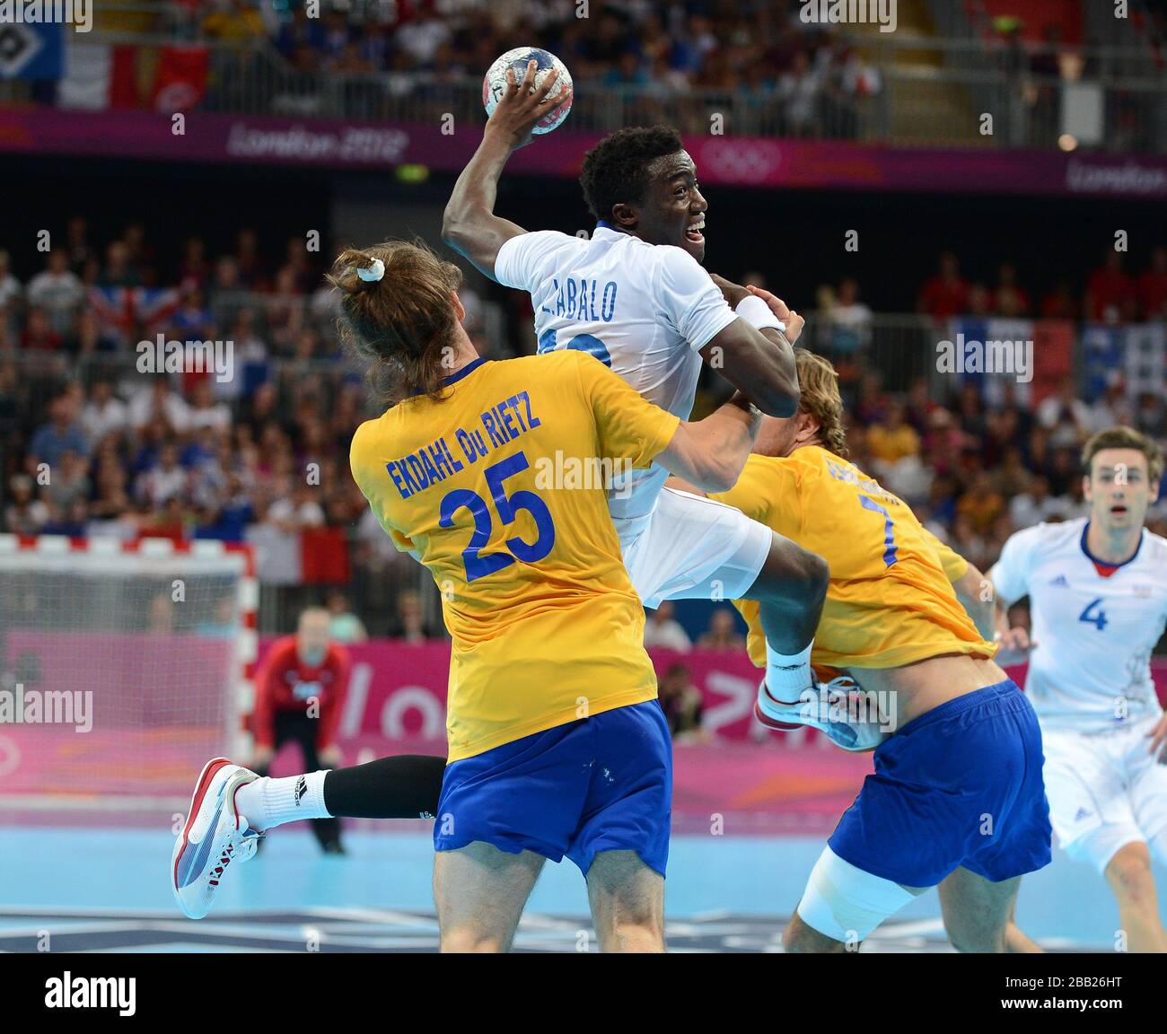 Die Schweden Kim Ekdahl du Reitz und Magnus Jernemyr-Block den französischen Luc Abalo während des Goldmedaillenspiels des Handball-Wettbewerbs der Männer in der Copper Box Handball Arena, London. Stockfoto