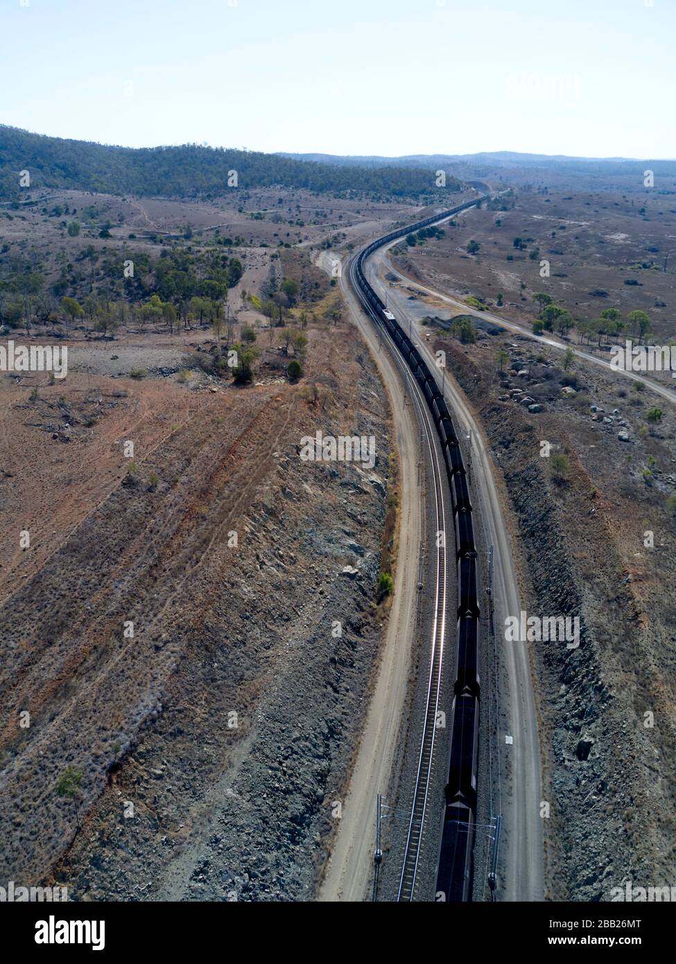 Luftaufnahmen von Kohleexport-Zügen über 120 Waggons und 2 km Länge, die für die Kohleexport-Terminals von Gladstone Central Queensland bestimmt sind Stockfoto