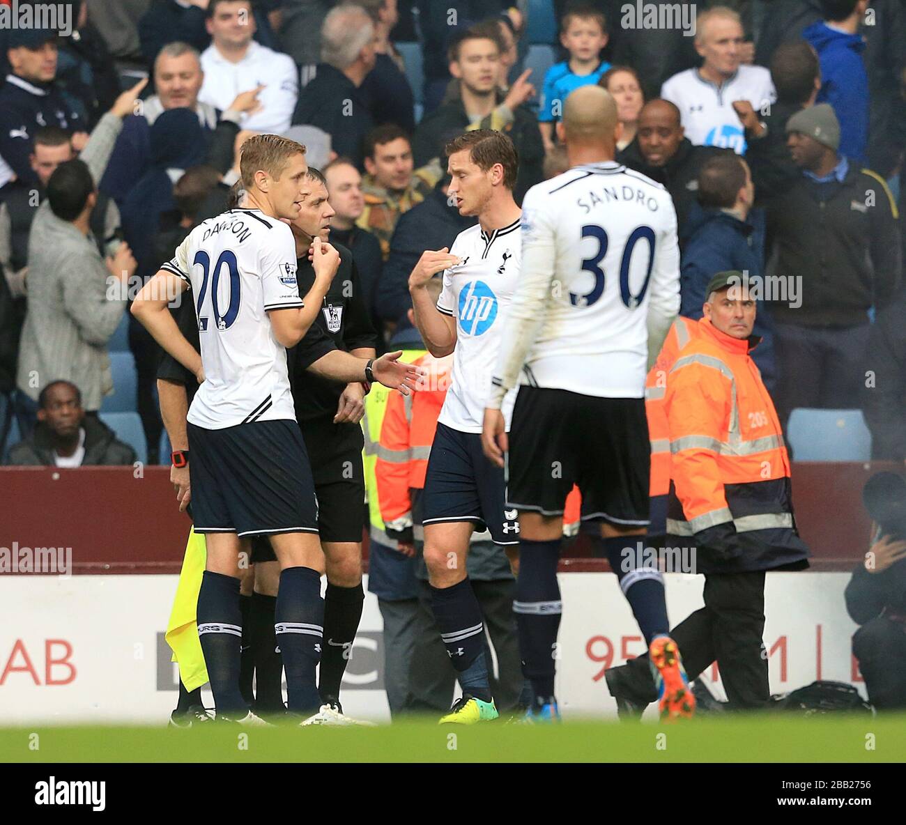 Matchschiedsrichter Phil Dowd (zweite linke Seite) spricht mit den Tottenham Hotspur's Michael Dawson (linke Seite) und Jan Vertonghen (zweite rechte Seite), nachdem Schiedsrichter David Bryan von einem Flare getroffen wird Stockfoto