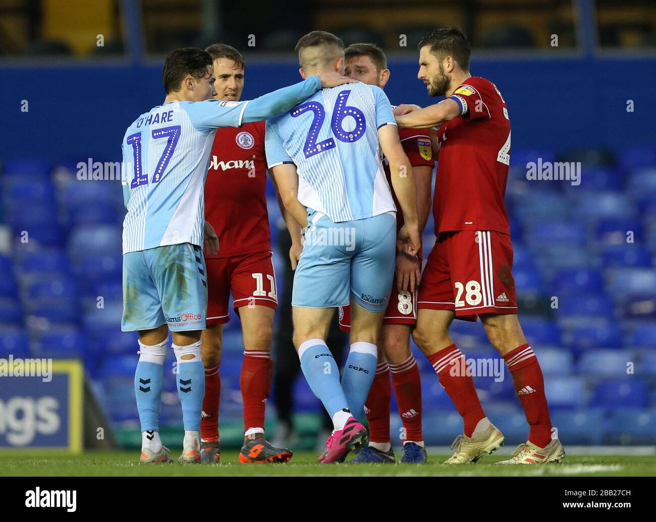 Die Jordan Shipley und Sean McConville von Accrington Stanley von Coventry City haben während der Sky Bet League One im St Andrew's Billion Trophy-Stadion ein Wort Stockfoto