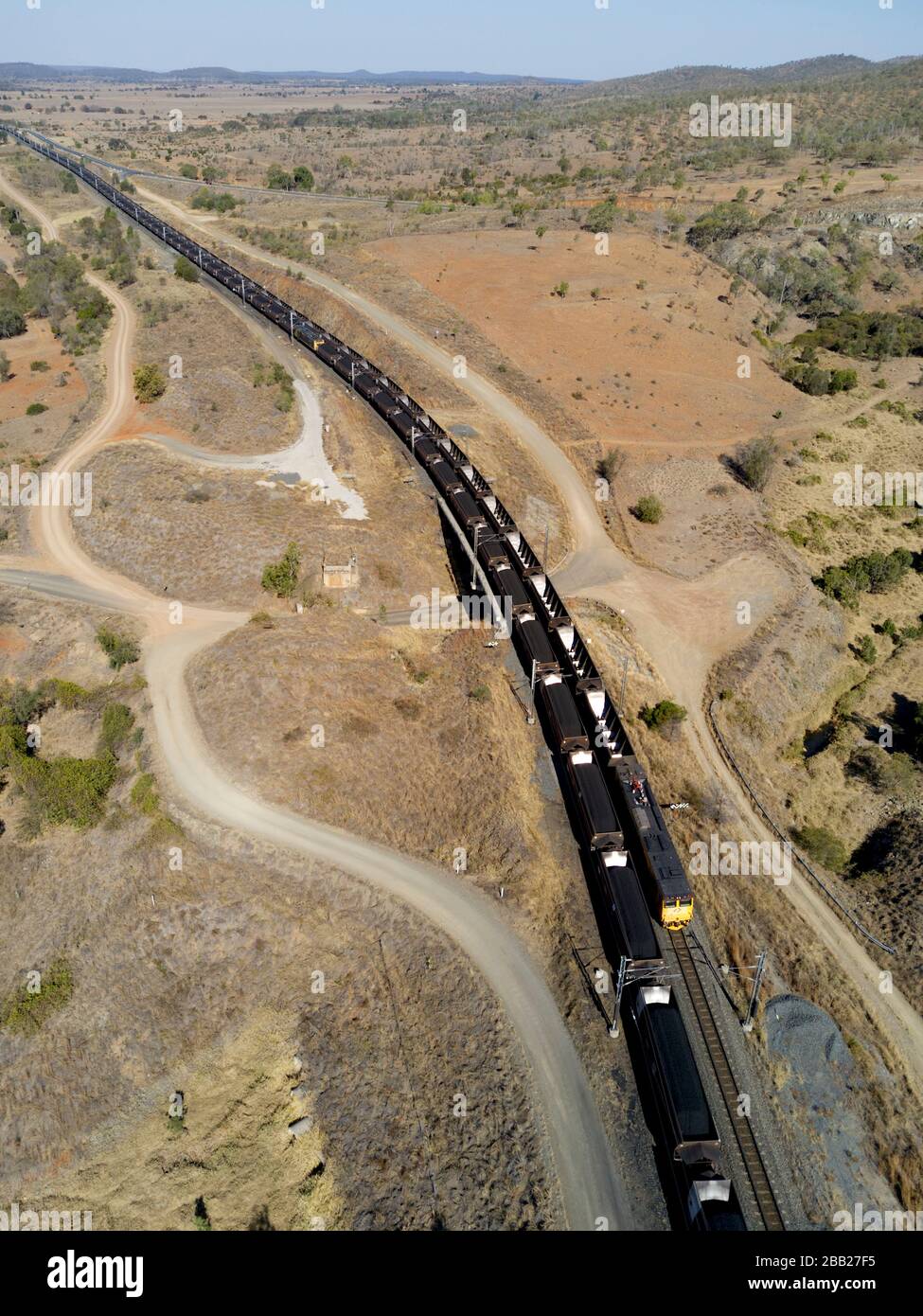 Antenne von zwei Exportzügen über 120 Waggons und 2 km lang, die für die Kohleexportterminals von Gladstone Central Queensland bestimmt sind Stockfoto