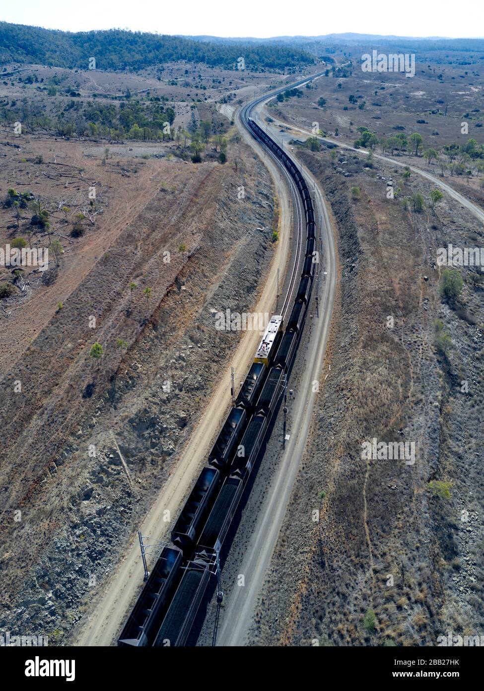 Antenne von zwei Exportzügen über 120 Waggons und 2 km lang, die für die Kohleexportterminals von Gladstone Central Queensland bestimmt sind Stockfoto