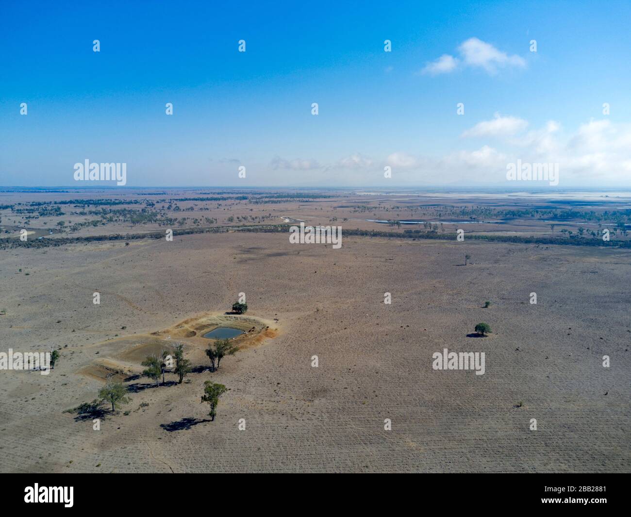 Luftaufnahme des fast leeren Bauerndamms während einer längeren Dürre in Queensland Australien Stockfoto