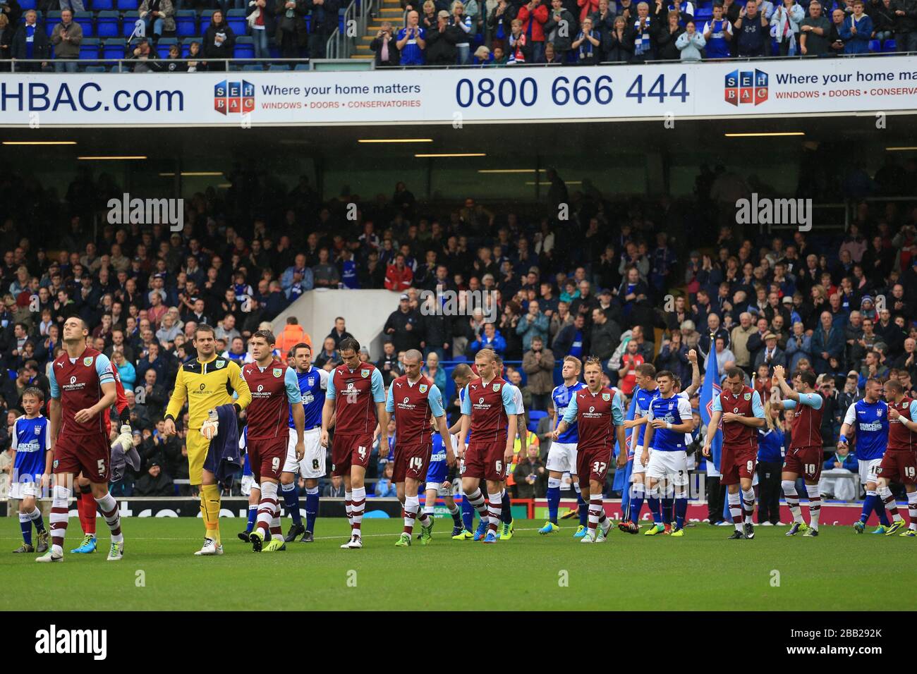 Die Burnley-Spieler machen sich vor dem Anpfiff (l-r) Jason Shackell, Tom Heaton, Sam Vokes, Cole Skuse, Michael Duff, Ben Mee, Scott Arfield, Aaron Cresswell, Dean Marney und Danny ings auf den Platz. Stockfoto