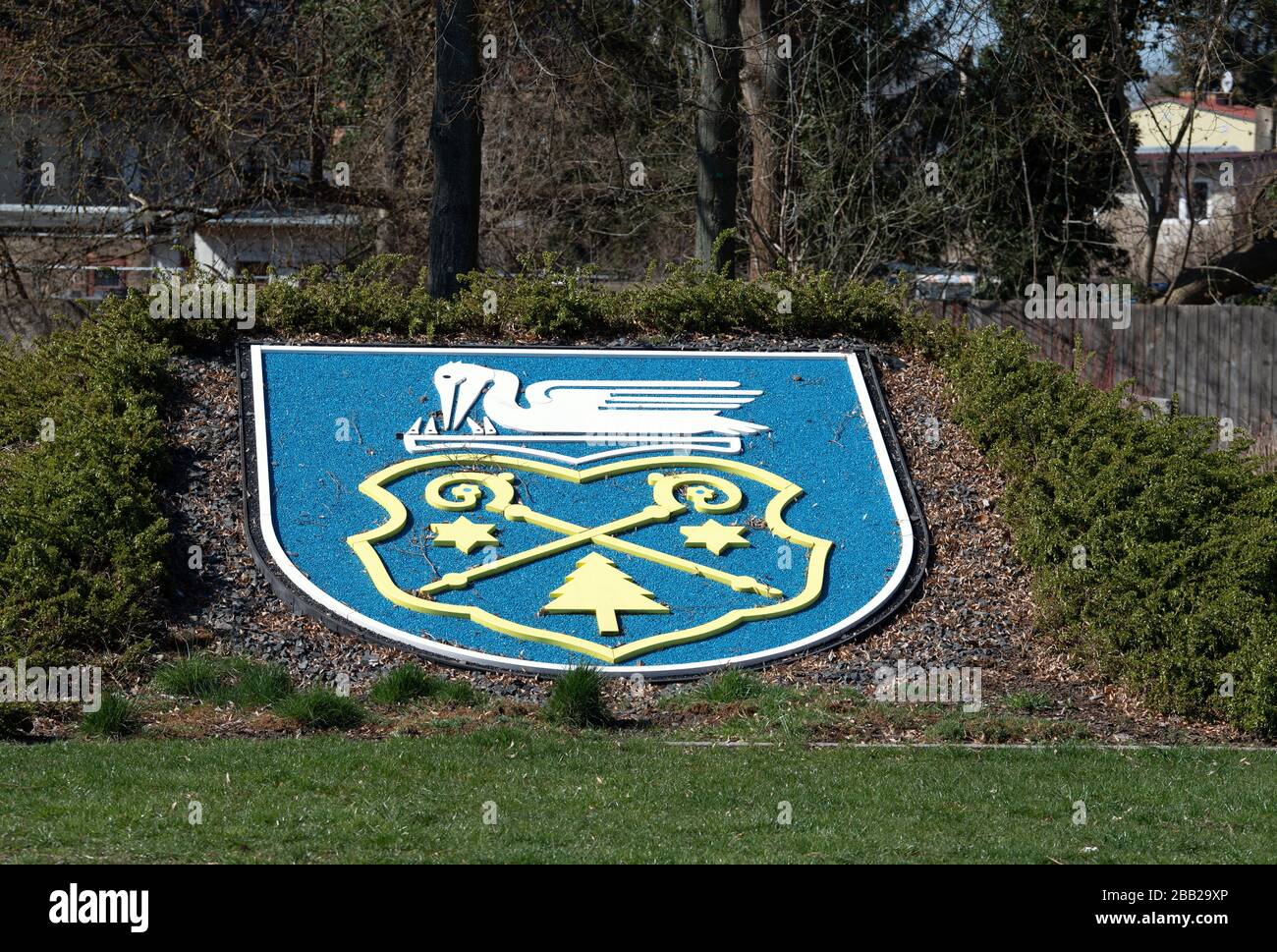 Luckenwalde, Deutschland. März 2020. Das Wappen der Stadt auf einer Grünfläche in der Salzufler Allee. Kredit: Soeren Stache / dpa-Zentralbild / ZB / dpa / Alamy Live News Stockfoto