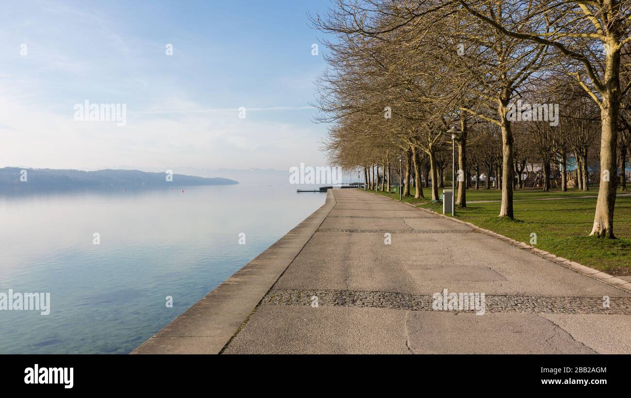 Leere Promenade am Starnberger See. Normalerweise ein beliebter und überfüllter Ort. Aufgrund des Coronavirus (Covid-19) und der damit verbundenen Einschränkungen ist niemand da Stockfoto