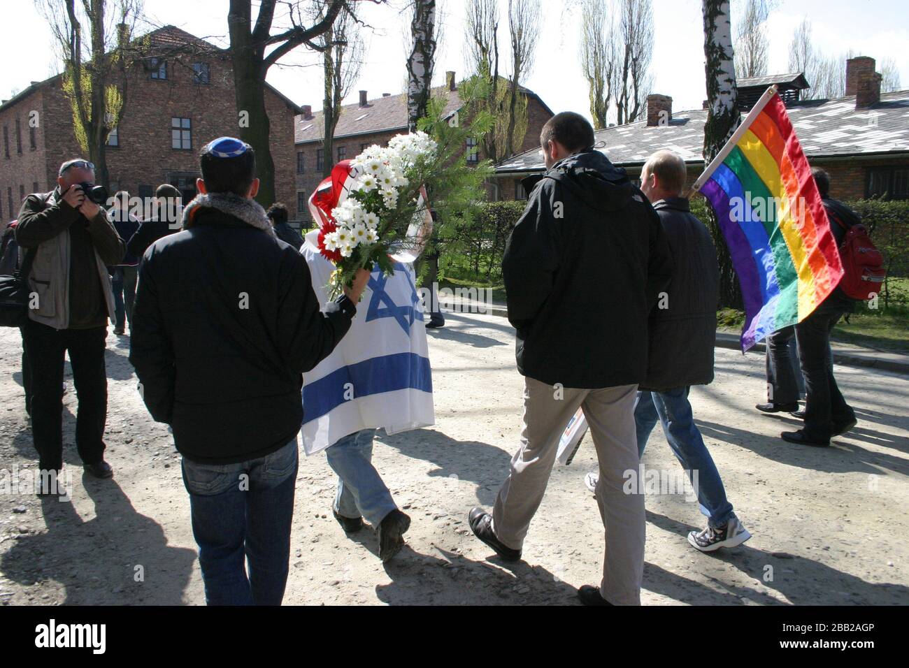 Nazi-Todeslager Auschwitz in Oswiecim. Polen. Teilnehmer der internationalen Konferenz "Kultur für Toleranz", die den getöteten LGBT-Menschen Tribut zollen Stockfoto