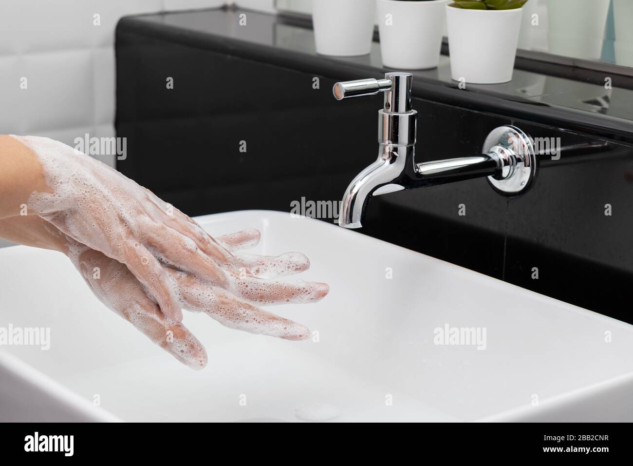 Persönliche Hygiene: Hände waschen, Hand gründlich mit Seife reiben, die viele Blasen zur Reinigung und Desinfektion hat, Vermeidung von Verstreuung Stockfoto