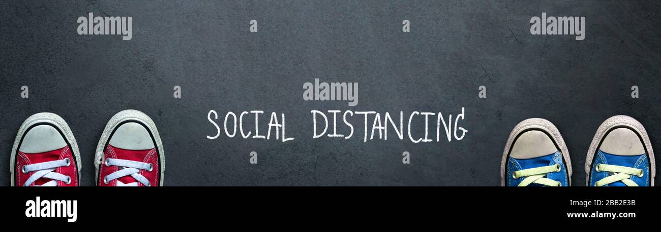 Soziale Distanz: Zwei Menschen halten sich für soziale Distanzierungen zwischen einander auf und vergrößern so den physischen Raum zwischen den Menschen, um sich nicht zu verbreiten Stockfoto