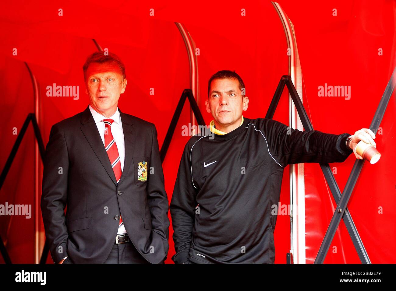 Manchester United Manager David Moyes mit Schiedsrichter Phil Dowd (rechts) im Tunnel vor dem Spiel Stockfoto