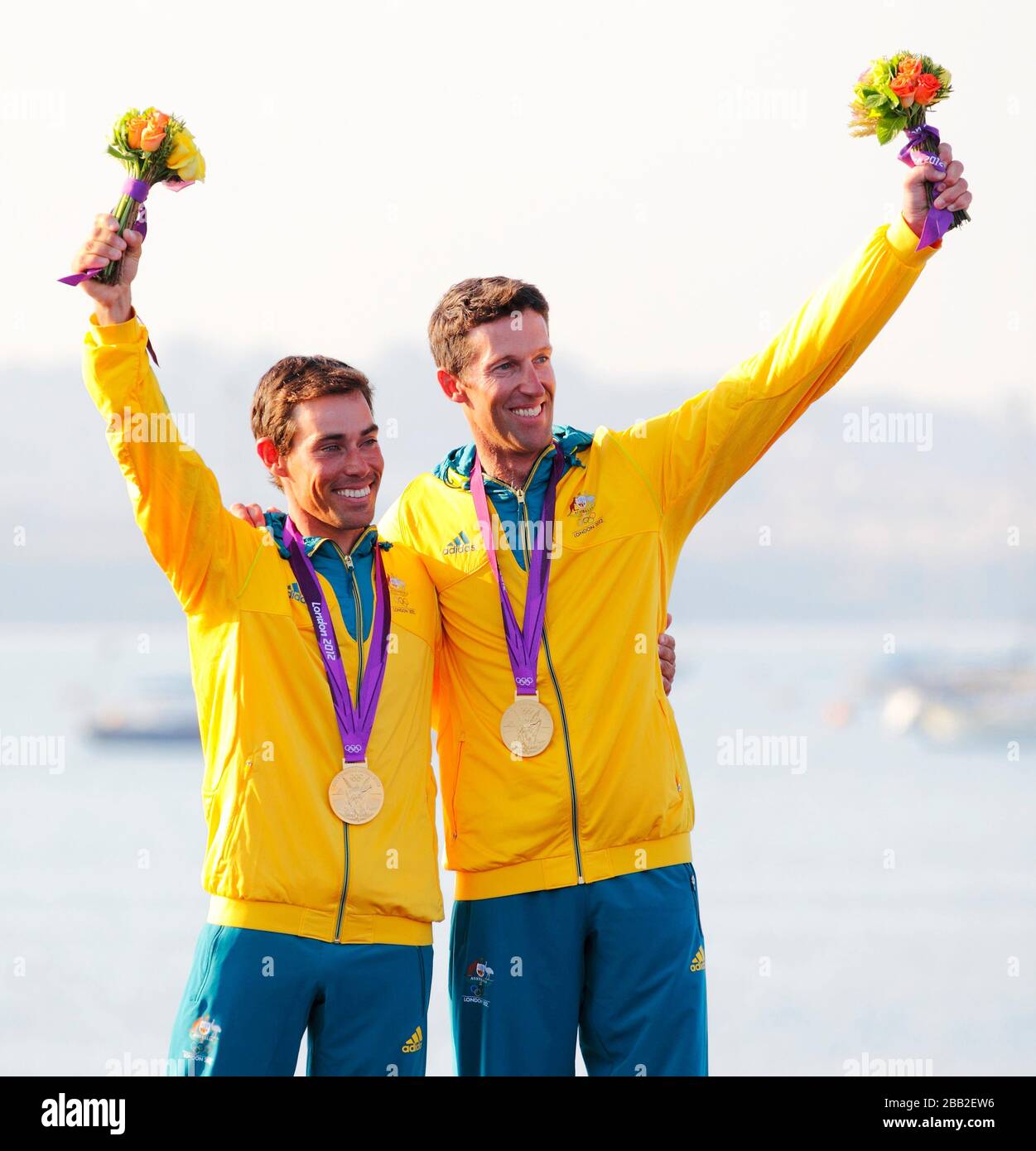 Goldmedaillengewinner, Australiens Mathew Belcher und Malcolm Page (rechts) während der Medaillenverleihung am olympischen Segelort Weymouth und Portland. Stockfoto