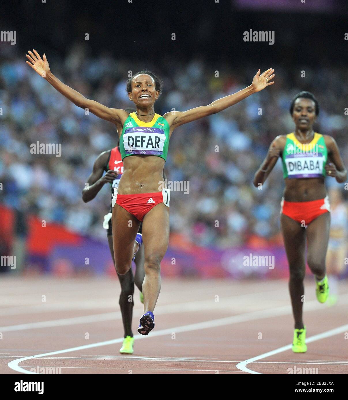 Äthiopiens Meseret Defar feiert am 14. Tag der Olympischen Spiele 2012 in London den Gewinn der Goldmedaille im 5000-m-Finale der Frauen Stockfoto