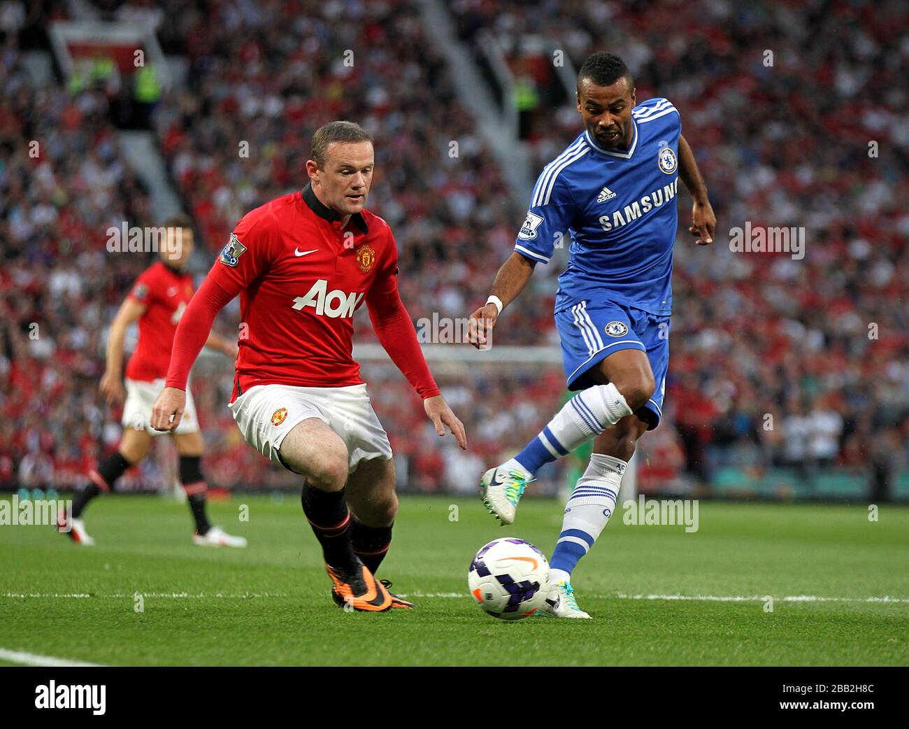 Wayne Rooney von Manchester United und Ashley Cole von Chelsea kämpfen um den Ball Stockfoto