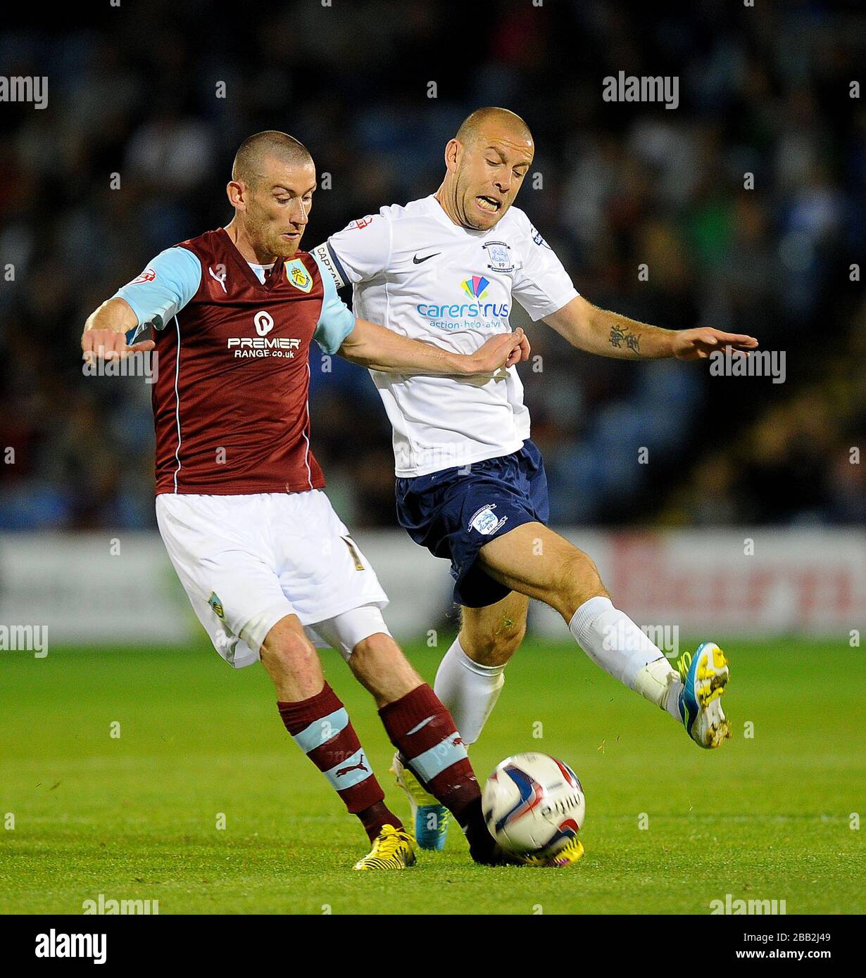Burnleys David Jones kämpft mit Keith Keane (rechts) von Preston North End um den Ball Stockfoto