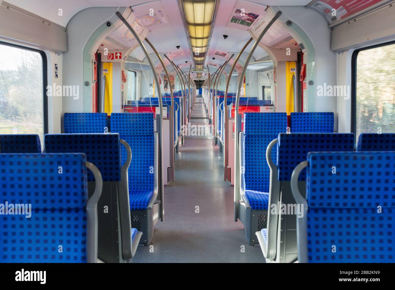 Innenansicht einer leeren S-Bahn (ÖPNV). Die Zahl der Personen, die öffentliche Verkehrsmittel nutzen, ist durch Coronavirus deutlich zurückgegangen. Stockfoto