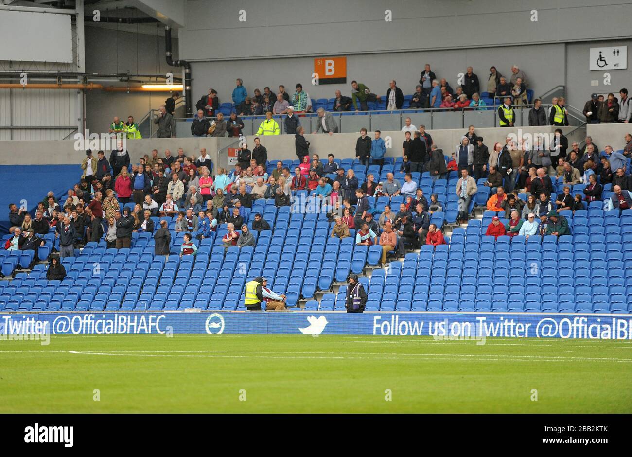 Burnley-Fans auf der Tribüne im Amex Stadium Stockfoto