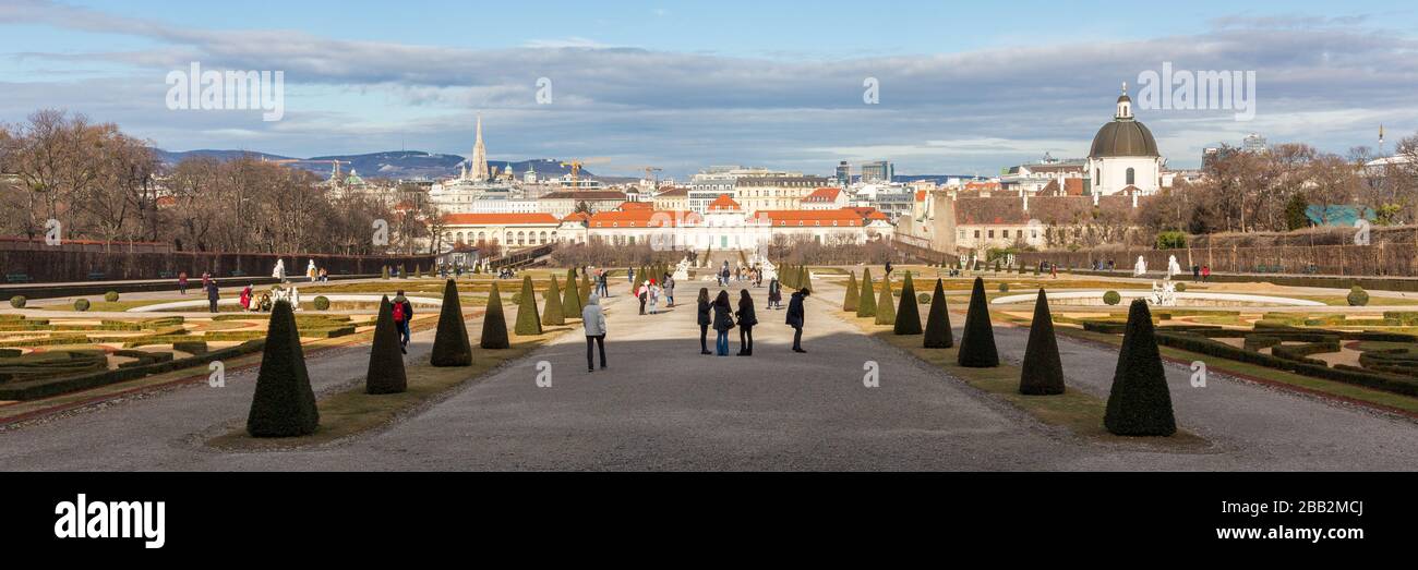 Panorama des Belvedere Parks (Belvederegarten) und des Unteren Belvedere Schlosses. Pfad gesäumt mit Büschen, die zum Palast führen. Stockfoto