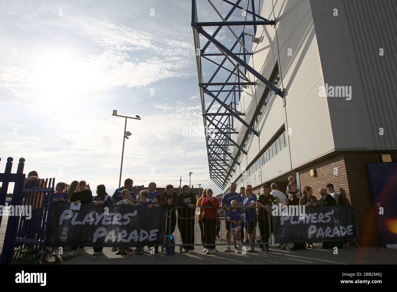 Everton-Fans warten vor der neuen Players Parade im Goodison Park Stockfoto